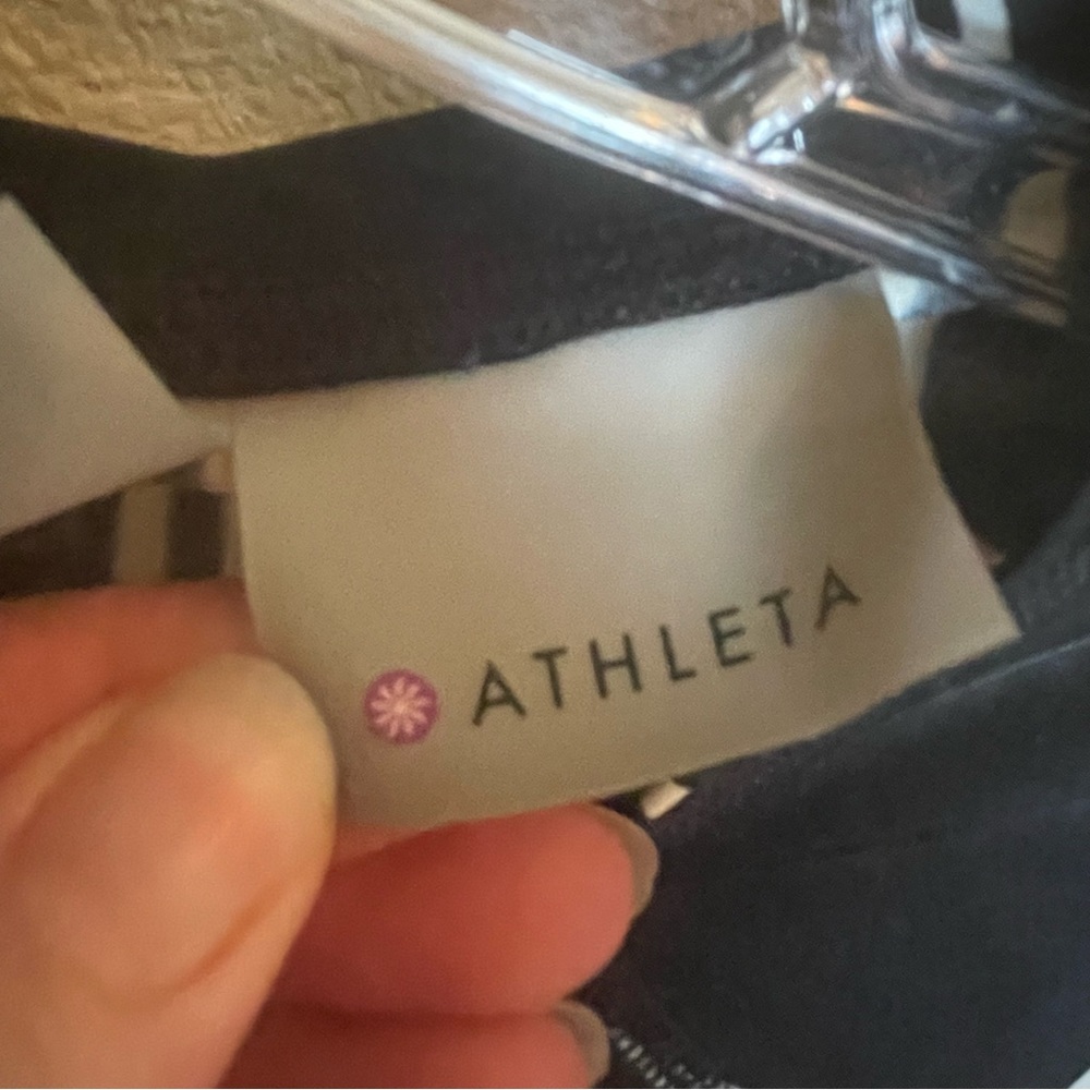 ATHLETA LANIKAI RASH GUARD TOP. Small - Picture 8 of 8